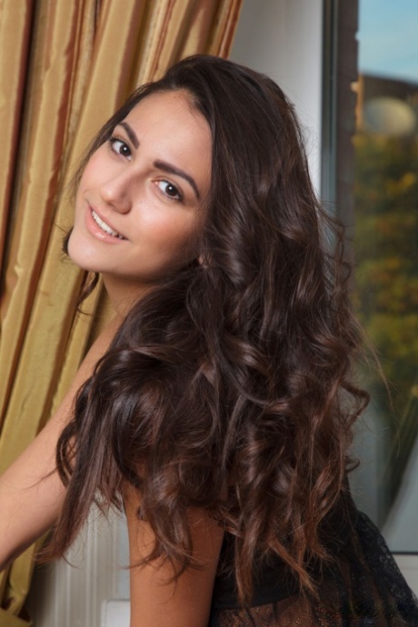 Long legged teen girl Cira Nerri slips off black lingerie for nude posing