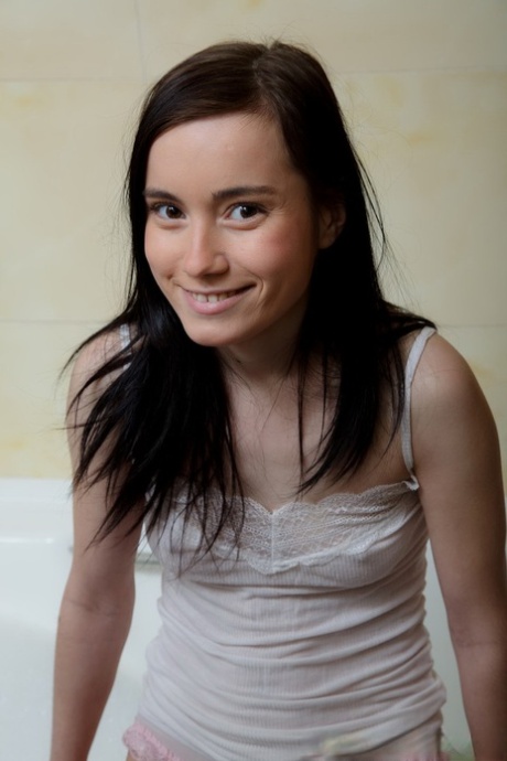 Thin brunette teen Delphina dildos her wet pussy while taking a bath