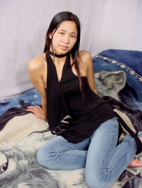 Asian solo girl shows her bare ass and twat at once after removing her clothes