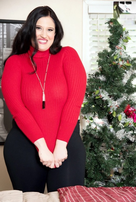 Brunette BBW Blake Emerald uncovers her large boobs as she gets naked