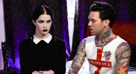 Dark haired goth girl Evelyn Claire gets banged by male pornstar Small Hands
