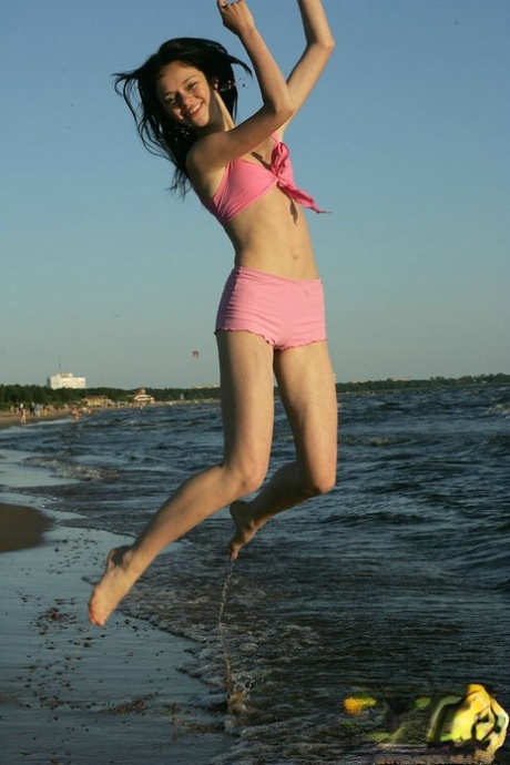Young amateur looses her tiny tits and ass during seaside action