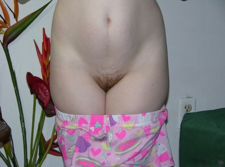 First timer Alicia puts the focus on her trimmed in vagina in the nude