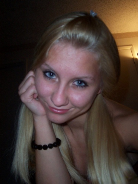 Blonde amateur Kylie takes self shots during safe for work action