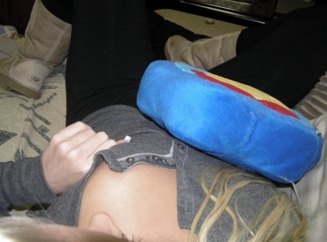 Blonde amateur exposes her bare ass during a solo engagement