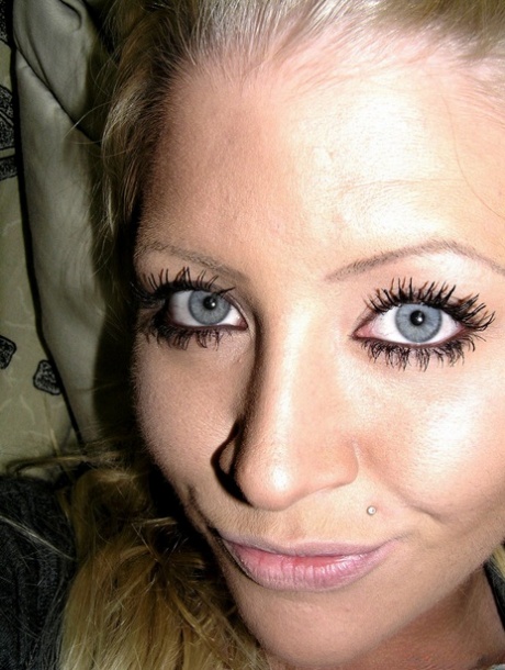 Blonde amateur exposes her bare ass during a solo engagement