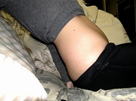 Blonde amateur exposes her bare ass during a solo engagement