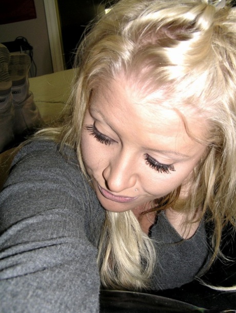 Blonde amateur exposes her bare ass during a solo engagement