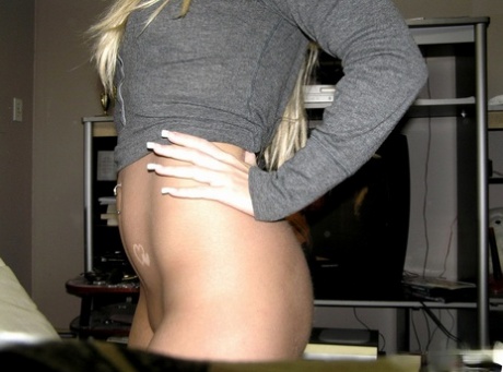 Blonde amateur exposes her bare ass during a solo engagement