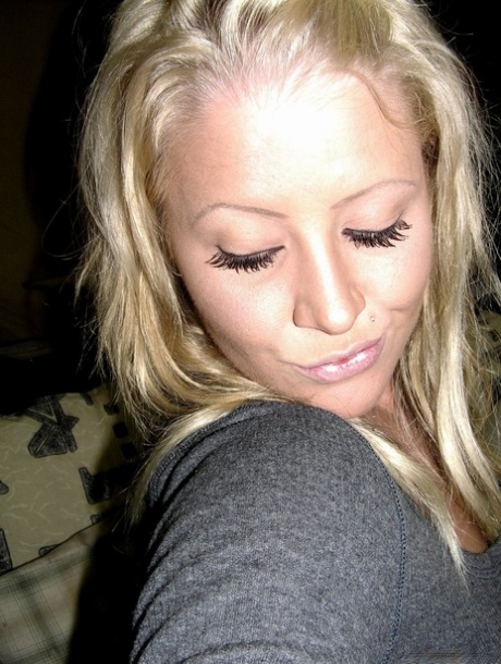 Blonde amateur exposes her bare ass during a solo engagement