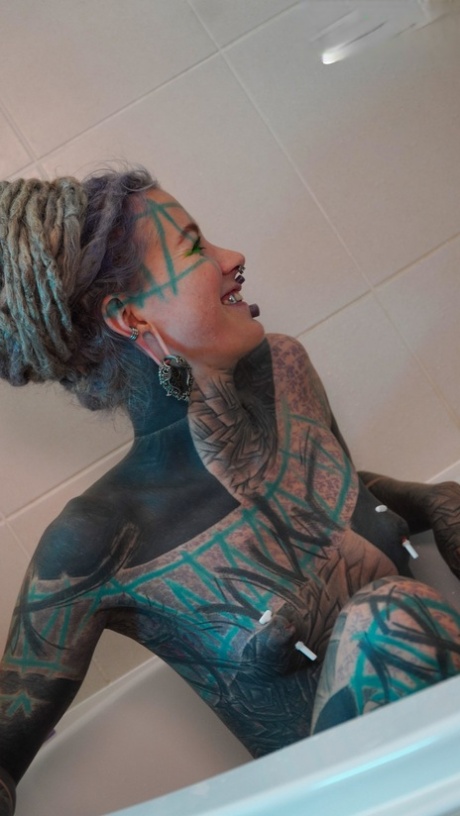 Alt girls Anuskatzz and Stacy Bloom fists pussies during lesbian sex in a tub