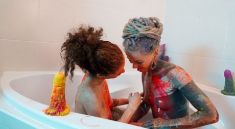 Alt girls Anuskatzz and Stacy Bloom fists pussies during lesbian sex in a tub