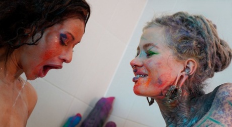 Alt girls Anuskatzz and Stacy Bloom fists pussies during lesbian sex in a tub