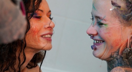 Alt girls Anuskatzz and Stacy Bloom fists pussies during lesbian sex in a tub