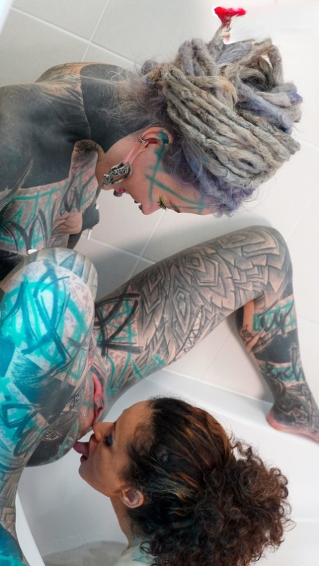 Alt girls Anuskatzz and Stacy Bloom fists pussies during lesbian sex in a tub