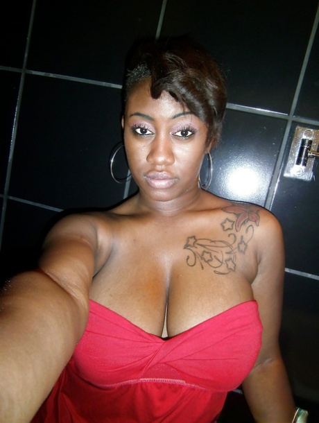 Curvaceous ebony lassie Serenity Red undressing and picturing herself