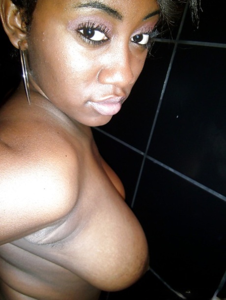 Curvaceous ebony lassie Serenity Red undressing and picturing herself