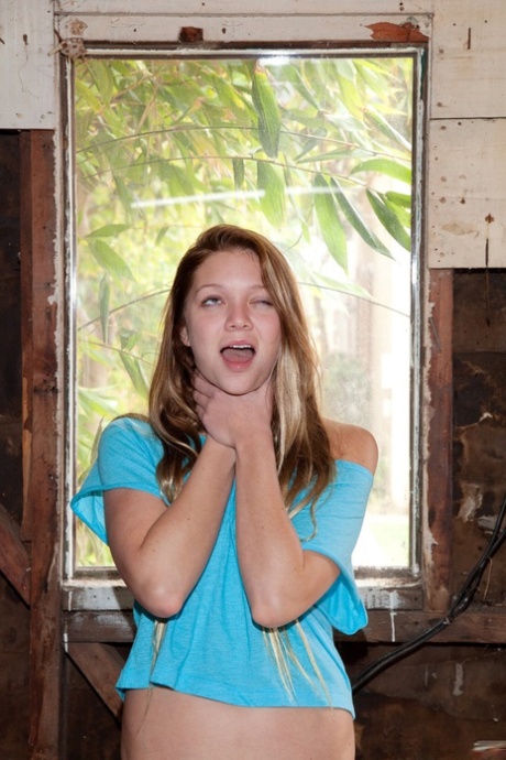 Teen girlfriend Erin Marie Hogan exposes her boobs and adorable ass