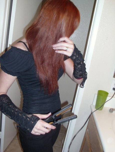 Redheaded girlfriend showing off her shaved vagina & her tight ass