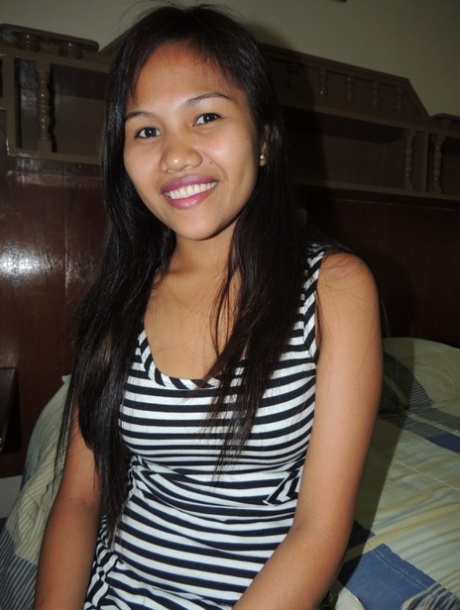 Petite Filipina teen has sex with a foreigner inside a motel room