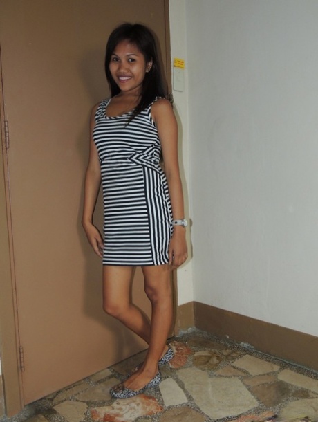 Petite Filipina teen has sex with a foreigner inside a motel room