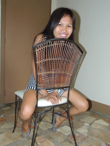 Petite Filipina teen has sex with a foreigner inside a motel room