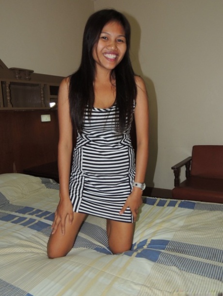 Petite Filipina teen has sex with a foreigner inside a motel room