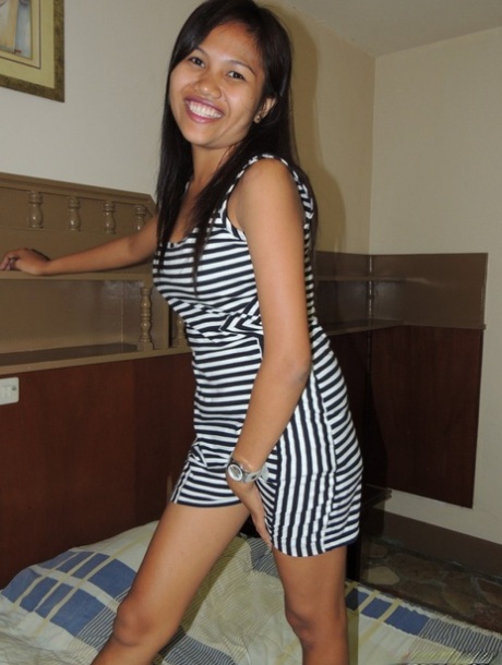 Petite Filipina teen has sex with a foreigner inside a motel room