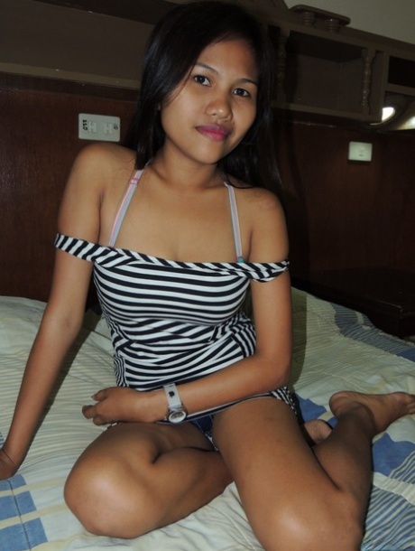 Petite Filipina teen has sex with a foreigner inside a motel room