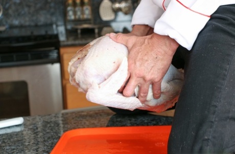 Petite hottie Zaya Cassidy gets kitchen creampie by kinky chicken-banging chef