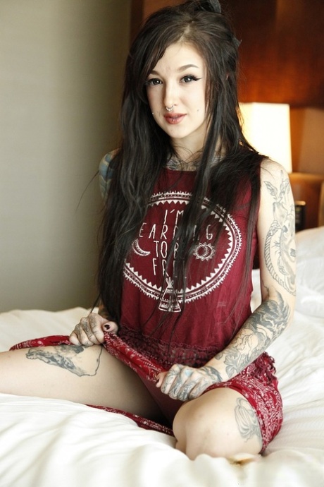 Pale tattooed emo girl Kelsi Lynn flaunts her colorful curves & spreads pussy