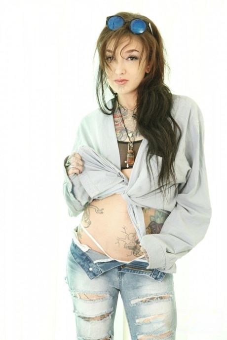 American emo chick with small tits Kelsi Lynn posing with a toy up her ass