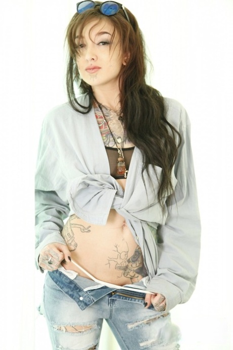 American emo chick with small tits Kelsi Lynn posing with a toy up her ass