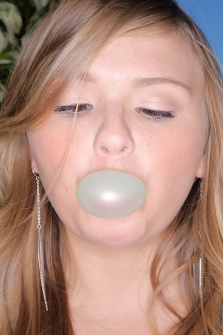 Bubble blowing teen Melissa May trades chewing gum with big cock in POV BJ