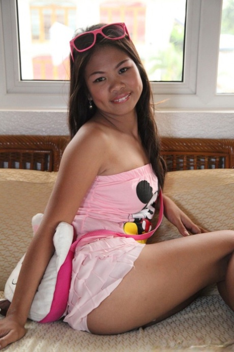 Beautiful Filipina Nicole strips off her cute dress and exposes her cute body