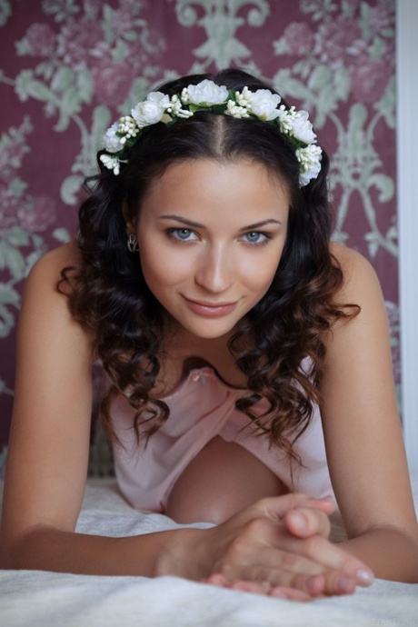 Glamour babe Ardelia A shows her beautiful breasts and her yummy pussy
