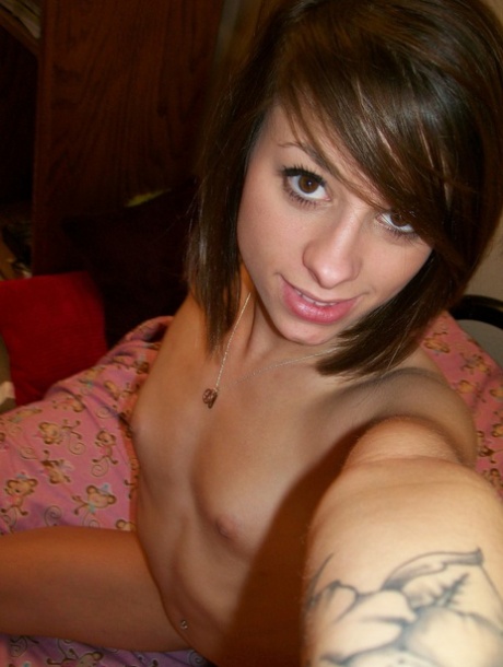 Cute amateur teen Riley Popper undresses & exposes her tiny tits & big ass
