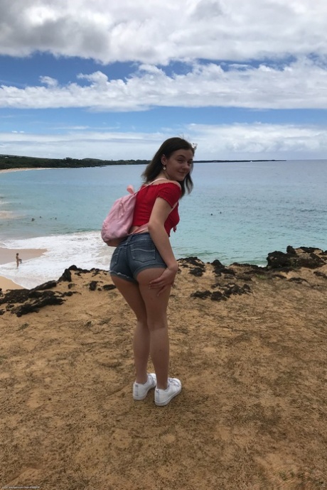 Amateur babe Rosalyn Sphinx shows her small boobs and tasty twat outdoors