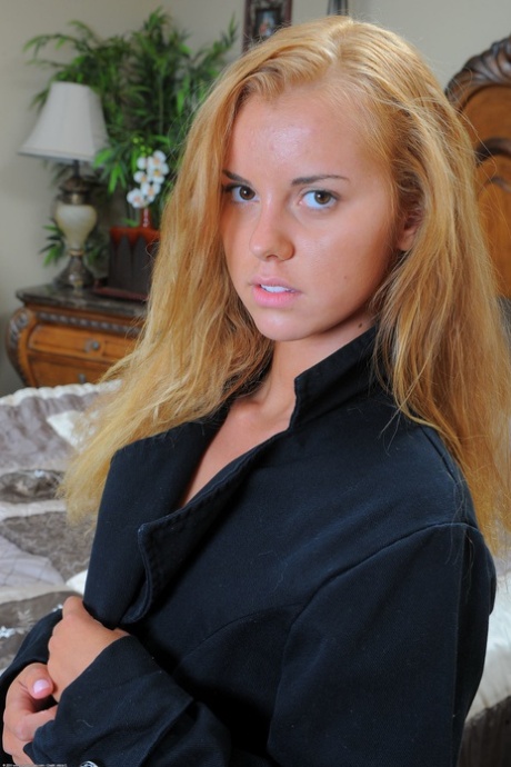 Golden-haired amateur teen Jessie Rogers reveals her hot booty in fishnets