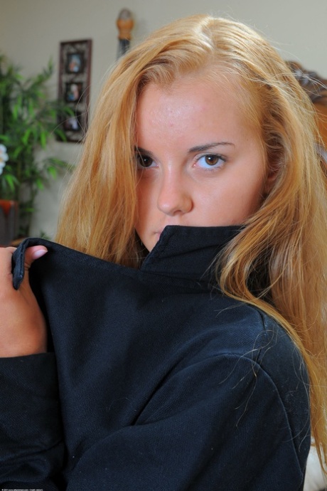 Golden-haired amateur teen Jessie Rogers reveals her hot booty in fishnets