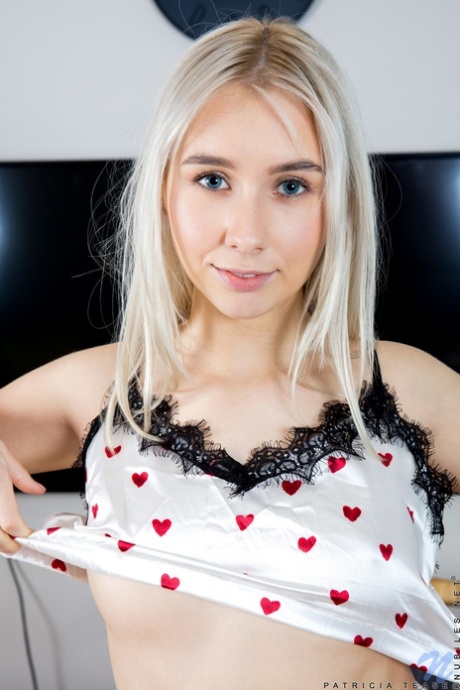 Alluring babe Patricia Tease spreads & fingers her yummy pussy up close
