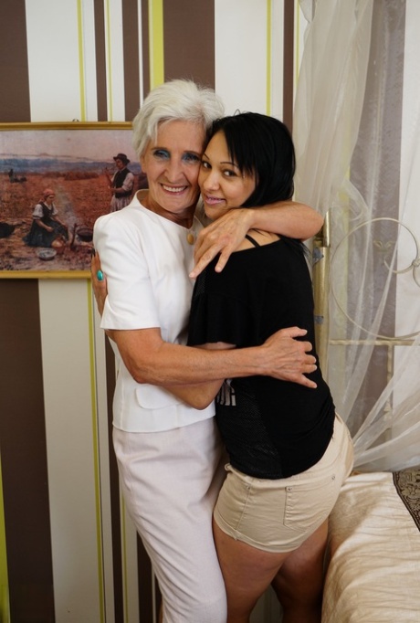 Old and young lesbians Audrina and Myra lick their twats & scissor each other