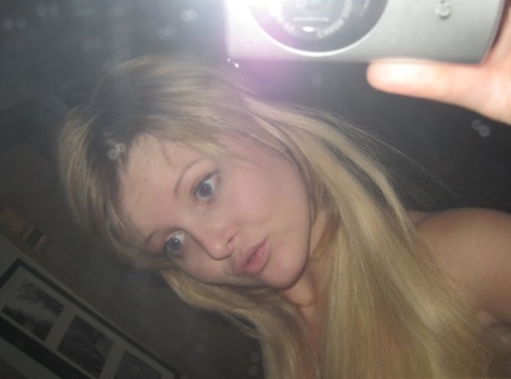 Delicious amateur babe takes selfies while posing naked in the mirror