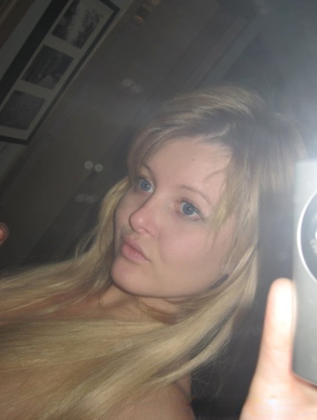 Delicious amateur babe takes selfies while posing naked in the mirror