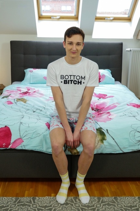 Hot twink Maksym King shows off his big ass & his inviting anal love hole
