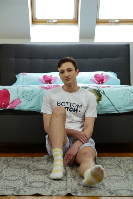 Hot twink Maksym King shows off his big ass & his inviting anal love hole