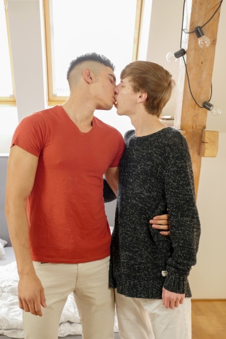 Muscular gay Gabe Isaac & a skinny twink with a big dick have wild anal sex