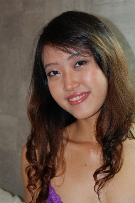 Asian amateur Kisa Nguyen lifts up her lacy dress and gives head