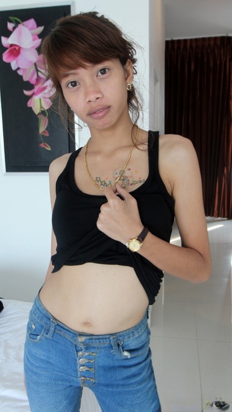 Beautiful Thai babe Mai losing her virginity with a stranger at the hotel