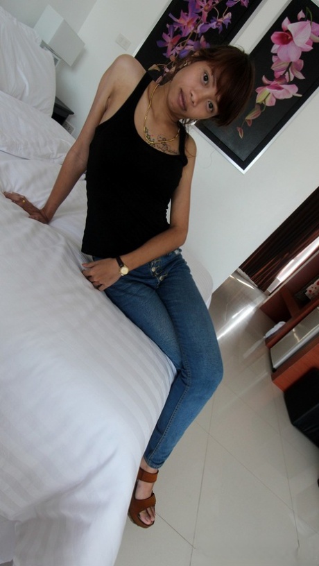 Beautiful Thai babe Mai losing her virginity with a stranger at the hotel